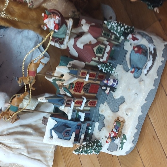 Santa Sleigh Village Decor - Picture 4 of 8